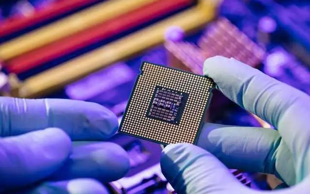 核心板和底板：差异与协同